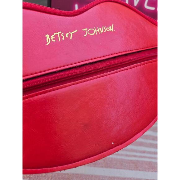 Betsey Johnson Red Lips Clutch Flat Wristlet Wallet Lipstick Zipper - Picture 3 of 7